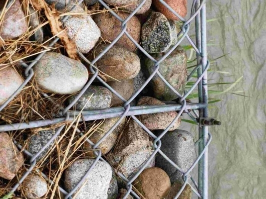 Karbon Steel Galvanized Chain Link Mesh Pagar Diamond Pattern Dengan Metal Round Post